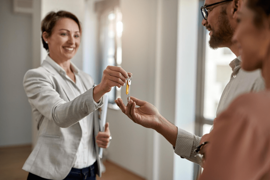 agente inmobiliario vendiendo una vivienda en parla
