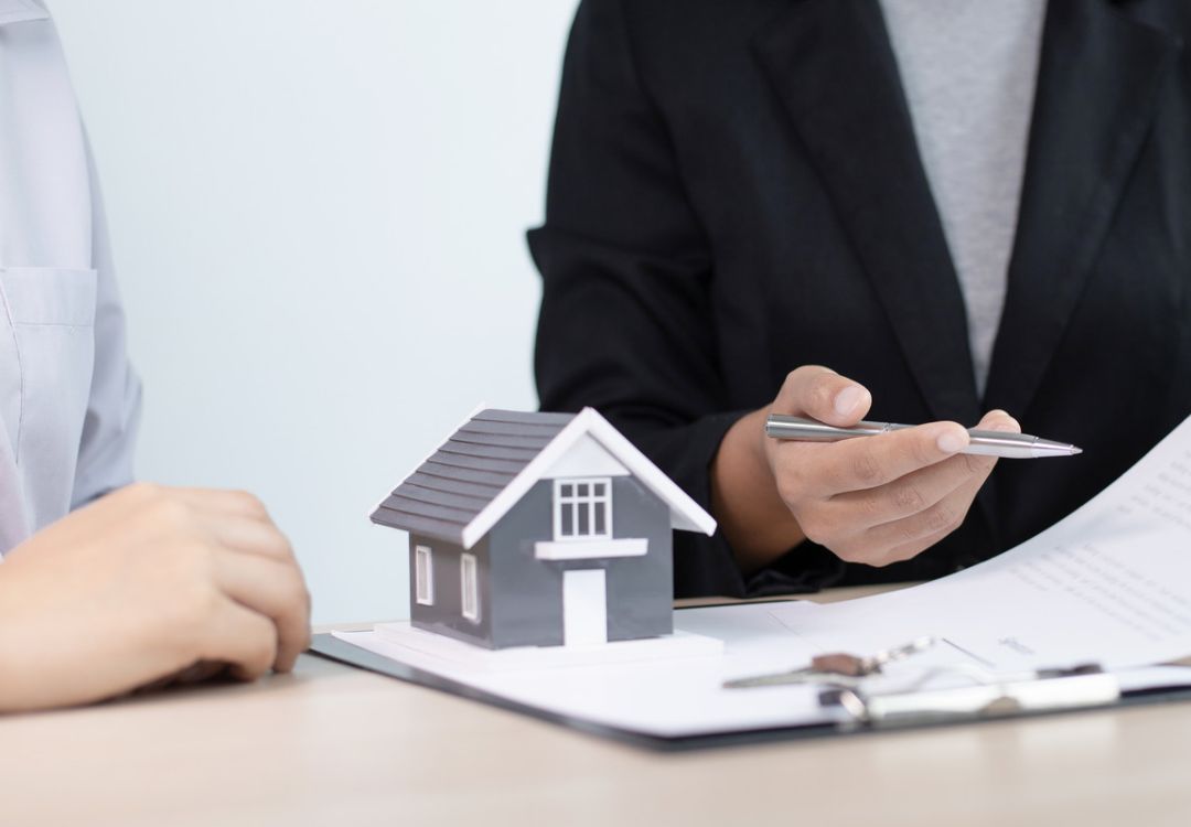 Propietarios_revisando_y_firmando_la_documentacion_para_la_compraventa_de_una_vivienda